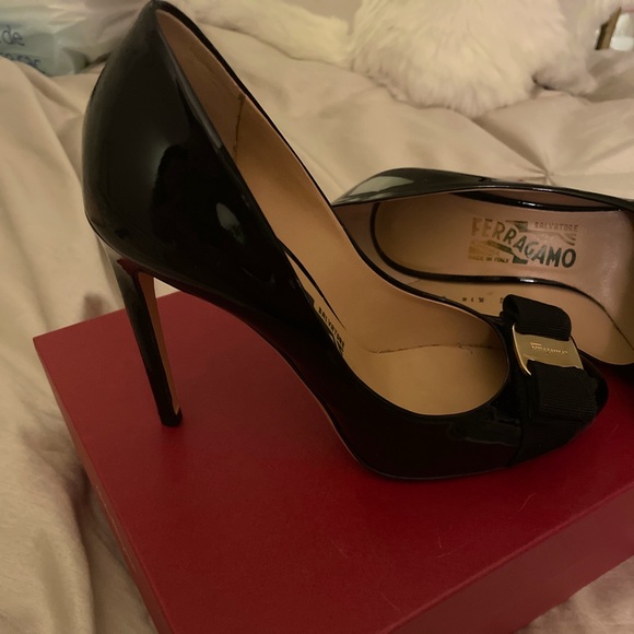 Salvatore Ferragamo Rilly patent bow pump size 6 - Picture 6 of 7